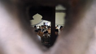 Jamaah Tarekat Naqsabandiyah melaksanakan Salat Id di Mushalla Baitul Makmur, Pauh, Padang, Sumatera Barat, Senin (3/6). [ANTARA FOTO/Iggoy el Fitra]