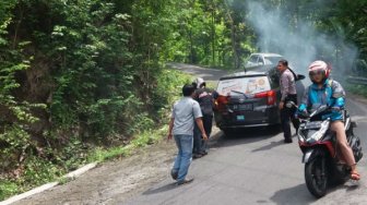 Bantu Pengendara Tak Kuat Nanjak di Cinomati, Anggota SAR Malah Ketabrak