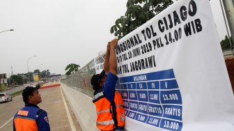 Suasana pengoperasian gerbang tol Kukusan 1, Depok, Jawa Barat, Senin (3/6). [Suara.com/Arief Hermawan P]
