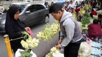 Penjual kulit ketupat musiman di sekitar Jalan RS Fatmawati, Pondok Labu, Jakarta Selatan, Senin (3/6). . [Suara.com/Arief Hermawan P]