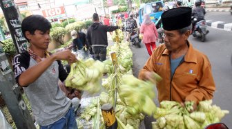 Penjual kulit ketupat musiman di sekitar Jalan RS Fatmawati, Pondok Labu, Jakarta Selatan, Senin (3/6). . [Suara.com/Arief Hermawan P]