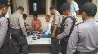 Bawa Revolver dan Bergaya Musafir, Muclas Dibekuk saat Berakting Salat Duha