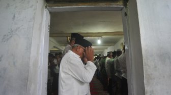 Jamaah Tarekat Naqsabandiyah melaksanakan Salat Id di Mushalla Baitul Makmur, Pauh, Padang, Sumatera Barat, Senin (3/6). [ANTARA FOTO/Iggoy el Fitra]