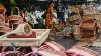 Penjual parsel di kawasan Cikini, Jakarta, Senin (4/5).[Suara.com/Muhaimin A Untung]