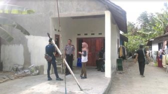 Penggeledehan Rumah Rofik Selesai, Petugas Copot Garis Polisi