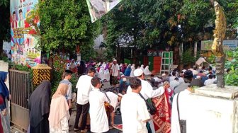 Ratusan Jemaah MDI Gelar Salat Ied di Halaman Kantor Kelurahan Depok Jaya