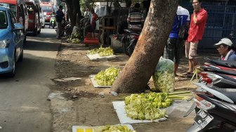 Besok Lebaran, Pedagang Ini Sebut Pembeli Kulit Ketupat Sepi