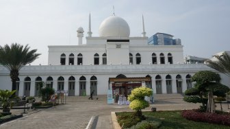 Jaga Jarak Saf Salat, Masjid Al Azhar Tetap Dibanjiri Jemaah Meski Corona