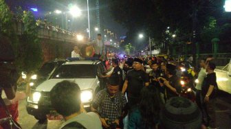 Naik Mobil Bak Terbuka, Anies Ikut Takbiran Keliling di Tanah Abang