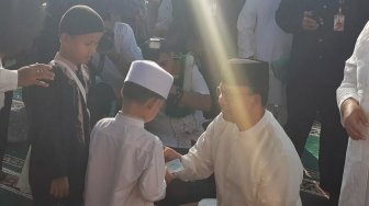 Anies Bagi-bagi Duit Habis Salat Ied, Pembagian THR Tradisi Orang Indonesia