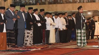 Presiden Joko Widodo melakukan Shalat Id di Masjid Istiqlal, Jakarta, Rabu (5/6). [ANTARA FOTO/Akbar Nugroho Gumay]