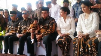 SBY Ziarah ke Makam Ani Yudhoyono, Pakai Batik Burung Phoenix