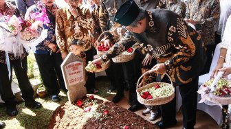 Suasana Haru Saat SBY dan keluarga Berziarah ke Makam Ani Yudhoyono