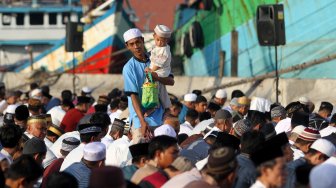 Umat muslim melaksanakan Sholat Idul Fitri di kawasan pelabuhan Sunda Kelapa, Rabu (5/6). [Suara.com/Arief Hermawan P]