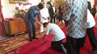 Warga Bontang Ini Sujud di Depan Jokowi Saat Open House, Ini Alasannya