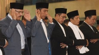 Presiden Joko Widodo melakukan Shalat Id di Masjid Istiqlal, Jakarta, Rabu (5/6). [ANTARA FOTO/Akbar Nugroho Gumay]