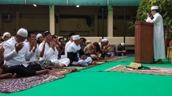 Eggi Sudjana dan Ratna Sarumpaet Salat Ied Dalam Rutan Polda Metro Jaya