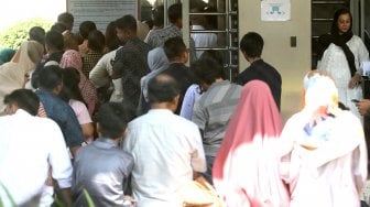 Sejumlah keluarga menjenguk tahanan KPK pada hari raya Idul Fitri 1440 H, di Rumah Tahanan Kelas 1 Jakarta Timur Cabang Rutan KPK, Jakarta, Rabu (5/6).[Suara.com/Arief Hermawan P]