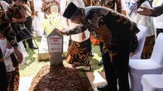 Presiden ke-6 RI Susilo Bambang Yudhoyono berziarah ke makam istrinya, Kristiani Herrawati atau Ani Yudhoyono di Taman Makam Pahlawan Kalibata, Jakarta, Rabu (5/6). [ANTARA FOTO/Rivan Awal Lingga]