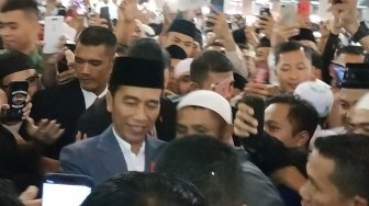 Warga Berebut Selfie dengan Jokowi, Usai Sholat Ied di Masjid Istiqlal