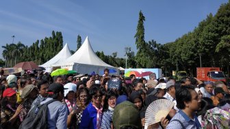 Orang Tua dan Anak Kecil Jatuh Berdesakan Demi Mau Lebaran dengan Jokowi