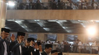 Presiden Joko Widodo melakukan Shalat Id di Masjid Istiqlal, Jakarta, Rabu (5/6). [ANTARA FOTO/Akbar Nugroho Gumay]