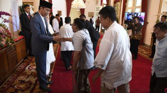 Presiden Joko Widodo halalbihalal dengan warga di Istana Negara, Jakarta, Rabu (5/6). [ANTARA FOTO/Puspa Perwitasari]