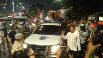 Malam Takbiran, Anies Baswedan Naiki Mobil Petualang