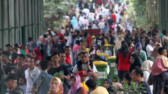 Pengunjung memadati area wisata Taman Margasatwa Ragunan, Jakarta Selatan, Kamis (6/6). [Suara.com/Arief Hermawan P]
