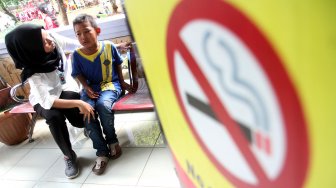 Petugas memeriksa anak hilang di pusat informasi Taman Margasatwa Ragunan, Jakarta Selatan, Kamis (6/6). [Suara.com/Arief Hermawan P]