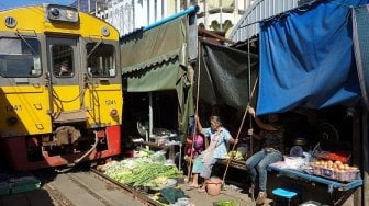 Mendebarkannya Belanja di Pasar Paling Berbahaya di Dunia, Maeklong Railway Market