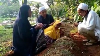 Video Putri Korban Kerusuhan 22 Mei Menangis di Makam Ayahnya Dapat Simpati