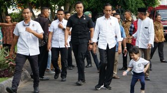 Presiden RI Joko Widodo bersama cucunya Jan Ethes saat mengunjungi Gedung Agung Yogyakarta, Kamis (6/6). [ANTARA FOTO/Andreas Fitri Atmoko]