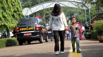 Petugas memeriksa anak hilang di pusat informasi Taman Margasatwa Ragunan, Jakarta Selatan, Kamis (6/6). [Suara.com/Arief Hermawan P]