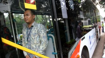 Bus TransJakarta menunggu penumpang di Jalan RM Harsono, Jakarta Selatan, Kamis (6/6). [Suara.com/Arief Hermawan P]