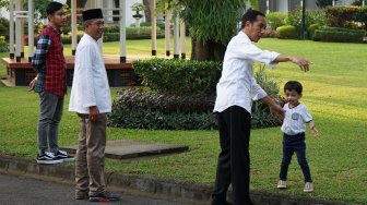 Presiden RI Joko Widodo bersama cucunya Jan Ethes saat mengunjungi Gedung Agung Yogyakarta, Kamis (6/6). [ANTARA FOTO/Andreas Fitri Atmoko]