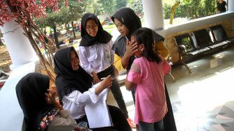 Petugas memeriksa anak hilang di pusat informasi Taman Margasatwa Ragunan, Jakarta Selatan, Kamis (6/6). [Suara.com/Arief Hermawan P]