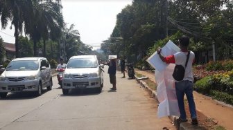 Puluhan Penjual Alas Tikar Ramaikan Libur Lebaran di Ragunan