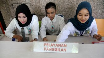 Petugas memeriksa anak hilang di pusat informasi Taman Margasatwa Ragunan, Jakarta Selatan, Kamis (6/6). [Suara.com/Arief Hermawan P]