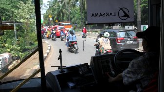 Bus TransJakarta menunggu penumpang di Jalan RM Harsono, Jakarta Selatan, Kamis (6/6). [Suara.com/Arief Hermawan P]