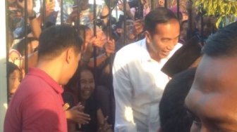 Jokowi Bagikan Paket Sembako dalam Kunjungannya ke Yogyakarta