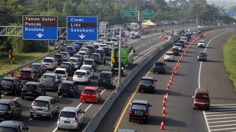 Sejumlah kendaraan memadati jalur keluar pintol tol Jagorawi, Ciawi, Puncak, Bogor, Jawa Barat, Kamis (6/6).  [ANTARA FOTO/Yulius Satria Wijaya]