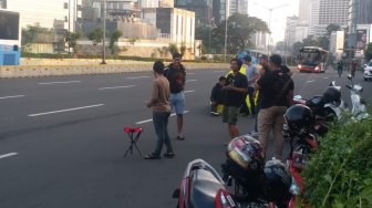 Kendaraan Sudah Ramai, Warga Masih Nekat Berfoto di Tengah Jalan Sudirman