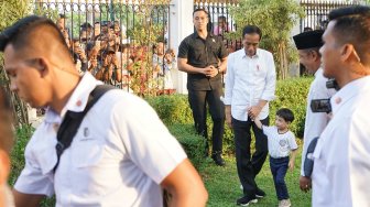 Presiden RI Joko Widodo bersama cucunya Jan Ethes saat mengunjungi Gedung Agung Yogyakarta, Kamis (6/6). [ANTARA FOTO/Andreas Fitri Atmoko]