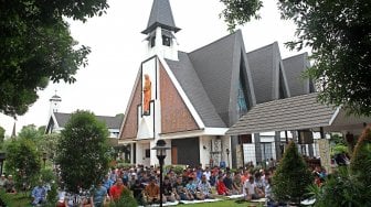 Umat muslim melaksanakan Salat Jumat berjamaah di halaman Gereja Katolik Santa Catharina di kawasan Taman Mini Indonesia Indah (TMII), Jakarta, Jumat (7/6). [Suara.com/Arief Hermawan P]