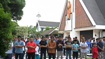 Umat muslim melaksanakan Salat Jumat berjamaah di halaman Gereja Katolik Santa Catharina di kawasan Taman Mini Indonesia Indah (TMII), Jakarta, Jumat (7/6). [Suara.com/Arief Hermawan P]