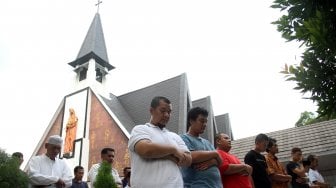 Umat muslim melaksanakan Salat Jumat berjamaah di halaman Gereja Katolik Santa Catharina di kawasan Taman Mini Indonesia Indah (TMII), Jakarta, Jumat (7/6). [Suara.com/Arief Hermawan P]