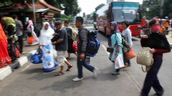 Pemudik saat tiba di Terminal Bus Kampung Rambutan, Jakarta, Sabtu (8/6). [Suara.com/Arief Hermawan P]