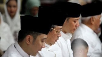 Presiden RI ke enam Susilo Bambang Yudhoyono bersama kedua anaknya, Agus Harimurti Yudhoyono dan Edhie Baskoro Yudhoyono bersama warga melaksanakan doa tahlil di Puri Cikeas, Bogor, Jawa Barat, Jumat (7/6). [Suara.com/Arief Hermawan P]