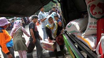 Pemudik saat tiba di Terminal Bus Kampung Rambutan, Jakarta, Sabtu (8/6). [Suara.com/Arief Hermawan P]